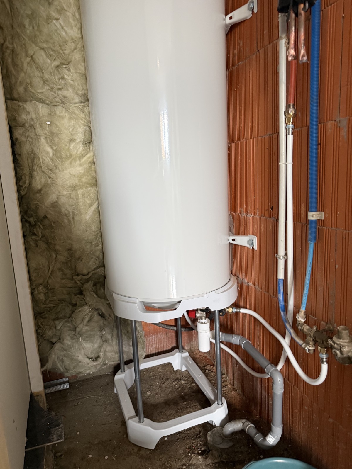 remplacement chauffe eau 200litres Atlantic posé sur support idéal pour une famille de 4/5 personne 