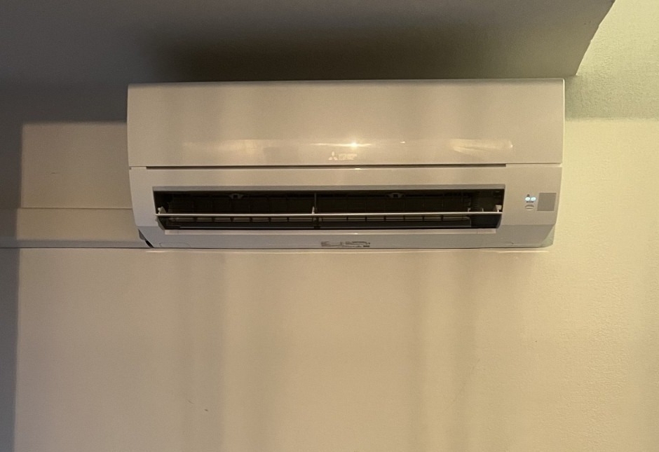 Pose d'une unité murale Mitsubishi Electric monosplit dans un salon à Martigues par l'équipe d'AM Service.