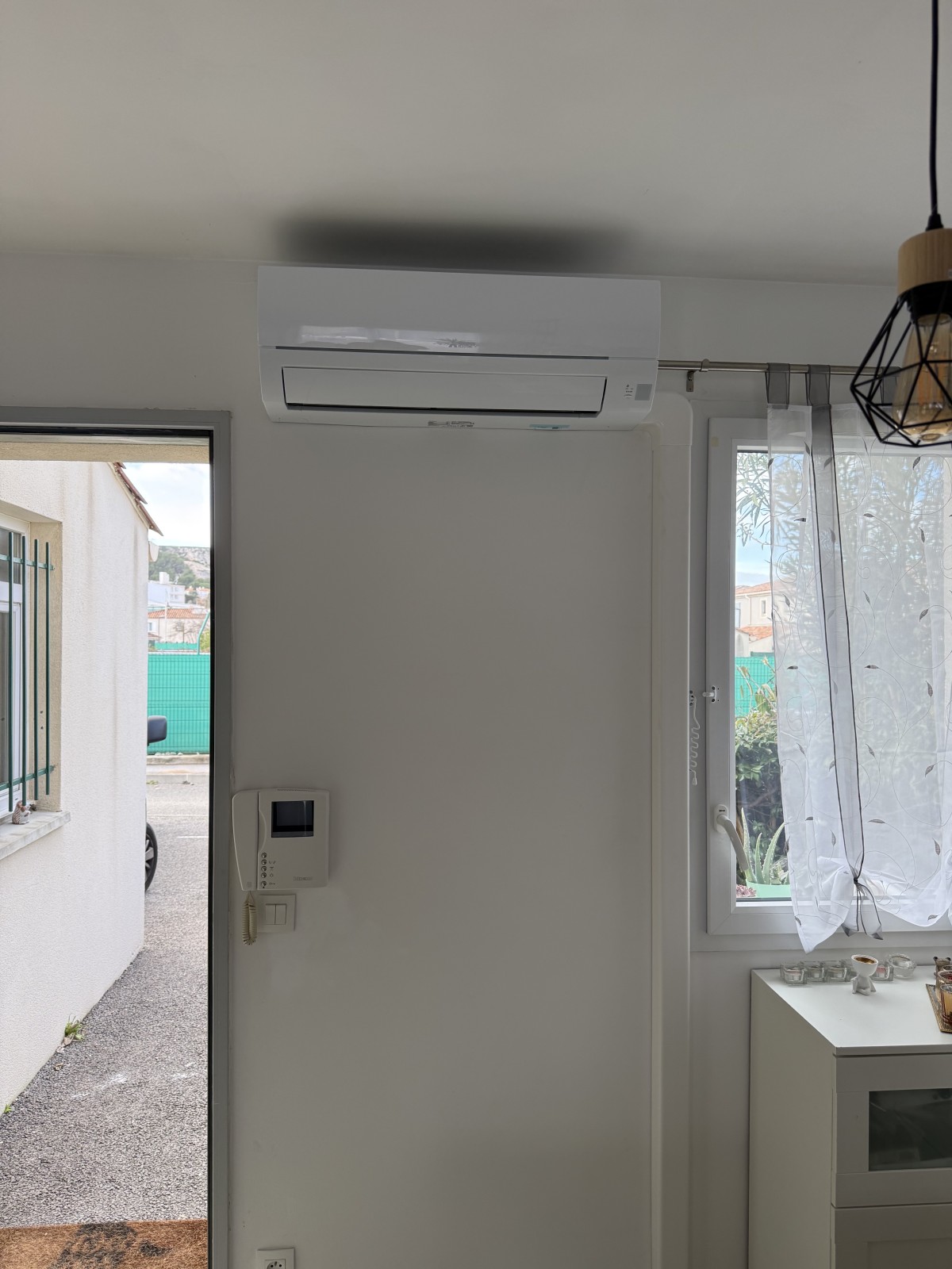 Pose d'une climatisation réversible Mitsubishi Electric connectée à Pose d'une climatisation réversible Mitsubishi Electric connectée à Châteauneuf les Martigues , idéale pour un salon de 30m² avec pilotage Wi-Fi.