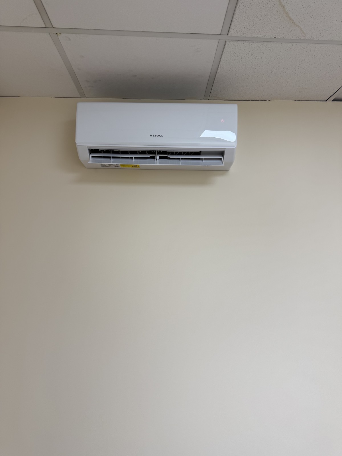 Installation d'une unité intérieure Heiwa 2kW dans un bureau professionnel à Martigues, réalisée avec une mise en service rapide.