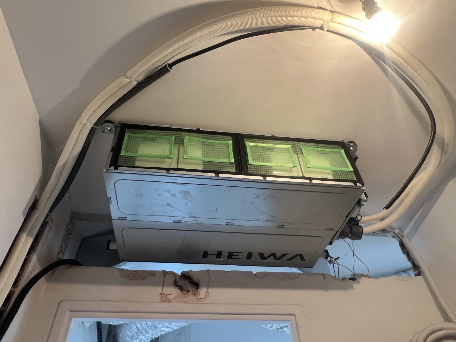 Installation d'une climatisation gainable invisible en faux plafond pour une rénovation d'appartement haut de gamme à Marseille.