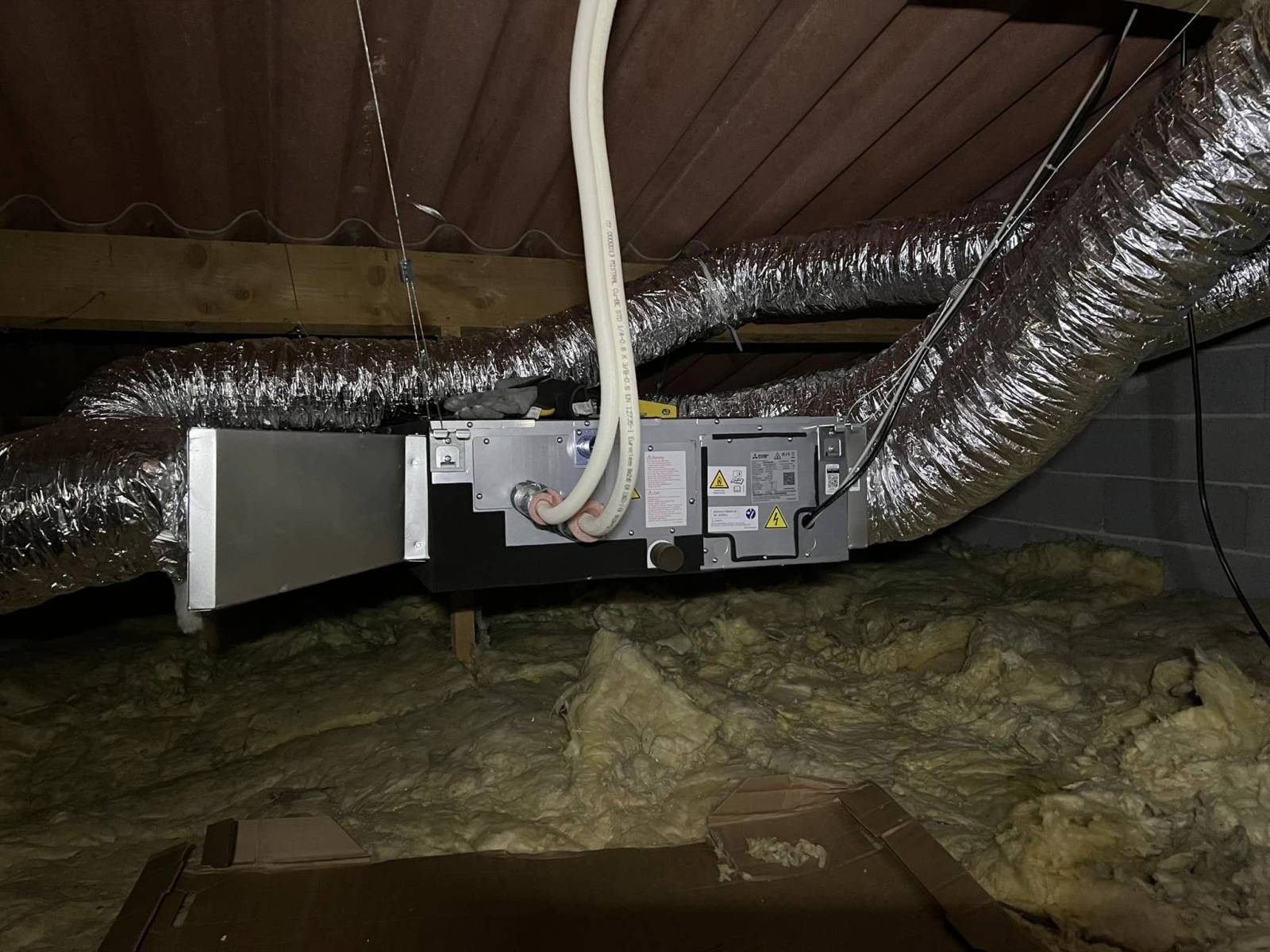 Installation experte d'un climatiseur gainable Mitsubishi à Puyloubier : confort invisible, silencieux et performant pour votre maison avec AM Service.
