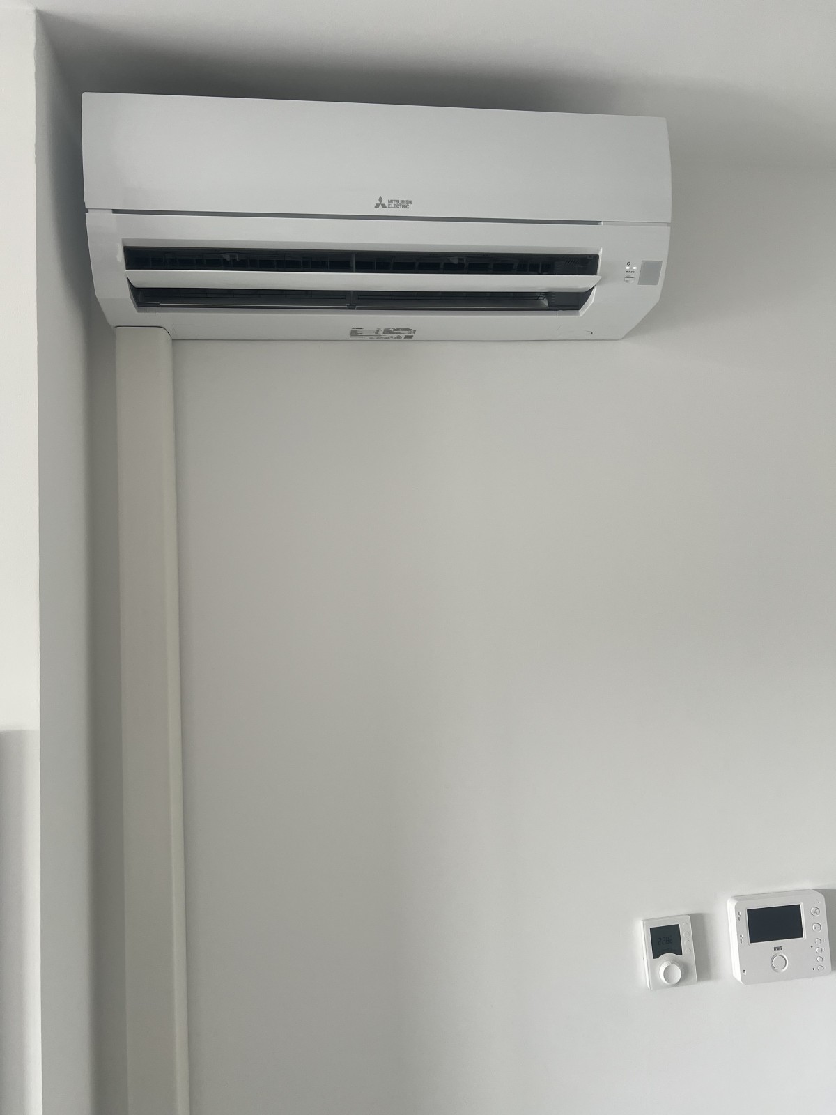 Pose d'une unité murale Mitsubishi Electric 2500W connectée avec module Wi-Fi par AM Service, installateur expert à Marignane
