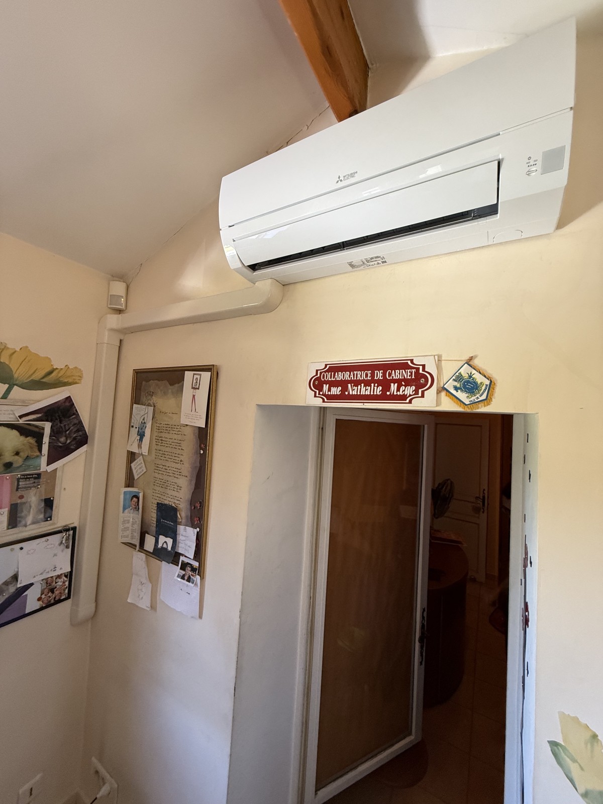 Installation soignée d'une unité Mitsubishi Electric 2,5 kW dans un bureau à Marignane, garantissant un confort optimal et des économies d'énergie