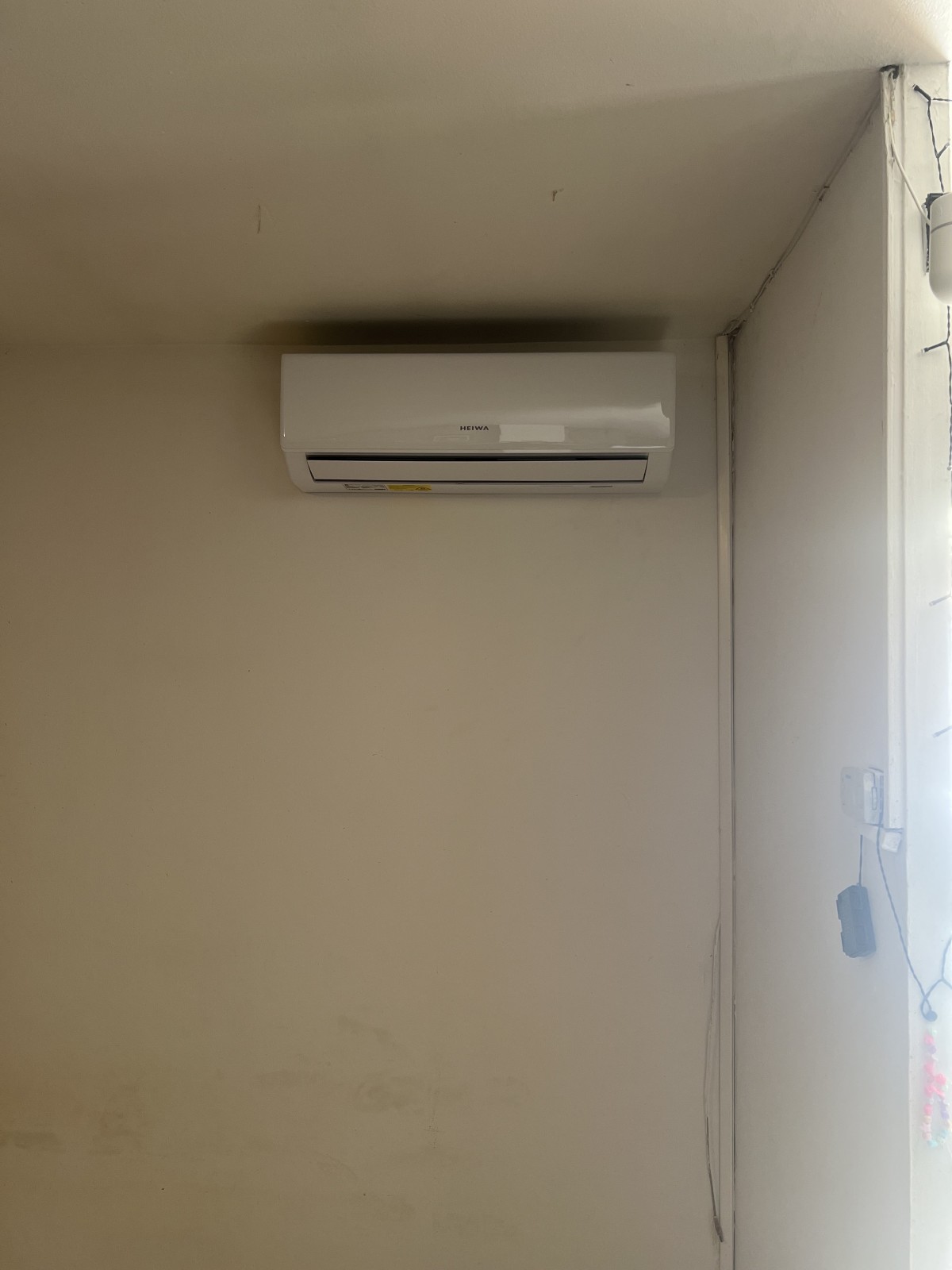 Installation réussie de la climatisation Heiwa blanc mat à Port-de-Bouc. Confort, silence, et gestion à distance par Wi-Fi assurés