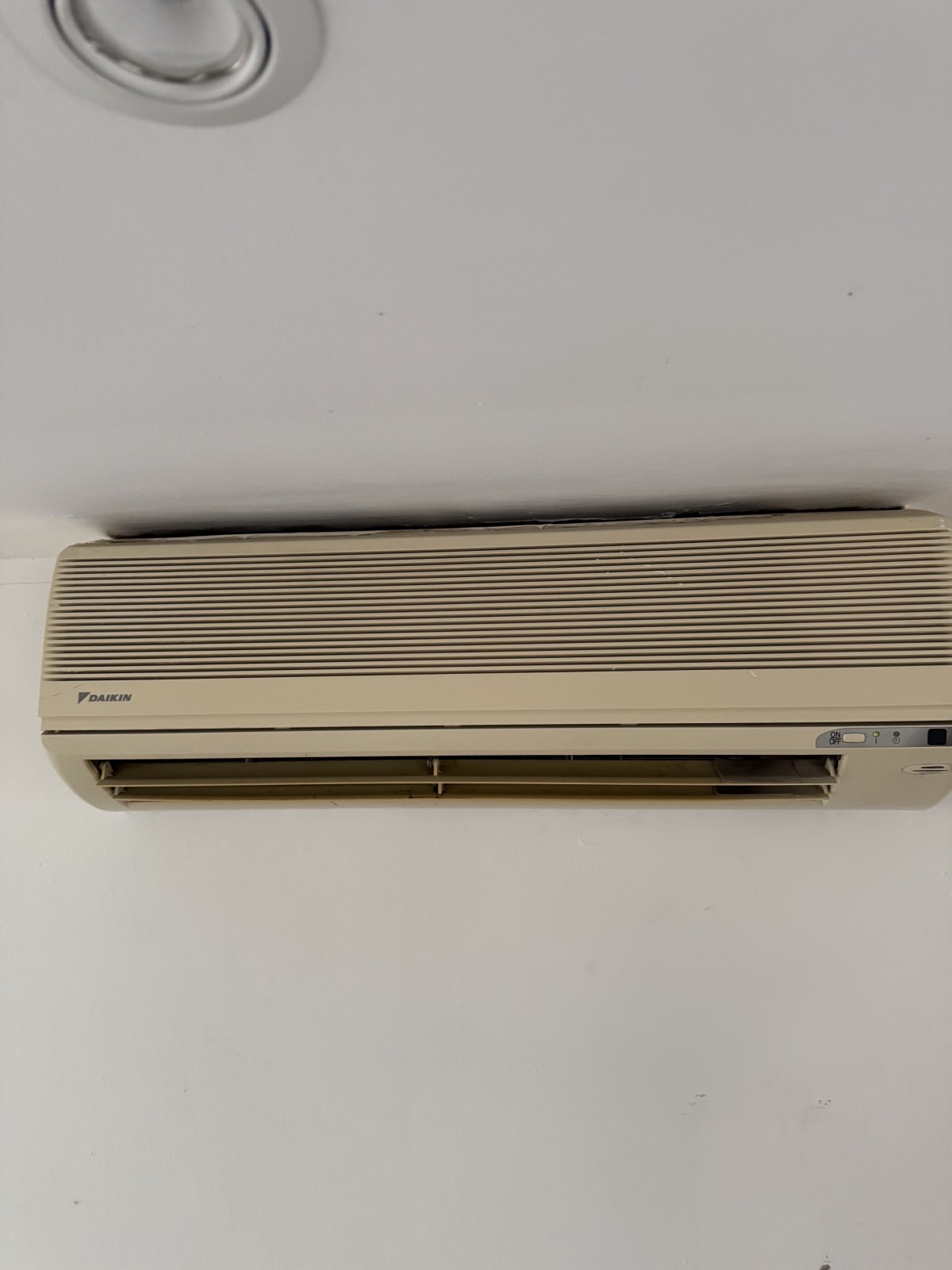 Pose d'une climatisation Mitsubishi Wi-Fi à Vitrolles avec unité intérieure abaissée pour un flux d'air optimal et esthétique soignée.