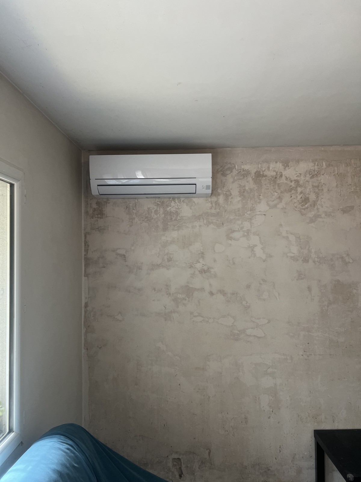 Installation d'un multisplit Mitsubishi Electric dans une villa à Carry-le-Rouet par AM Service pour un confort multi-zone optimal.