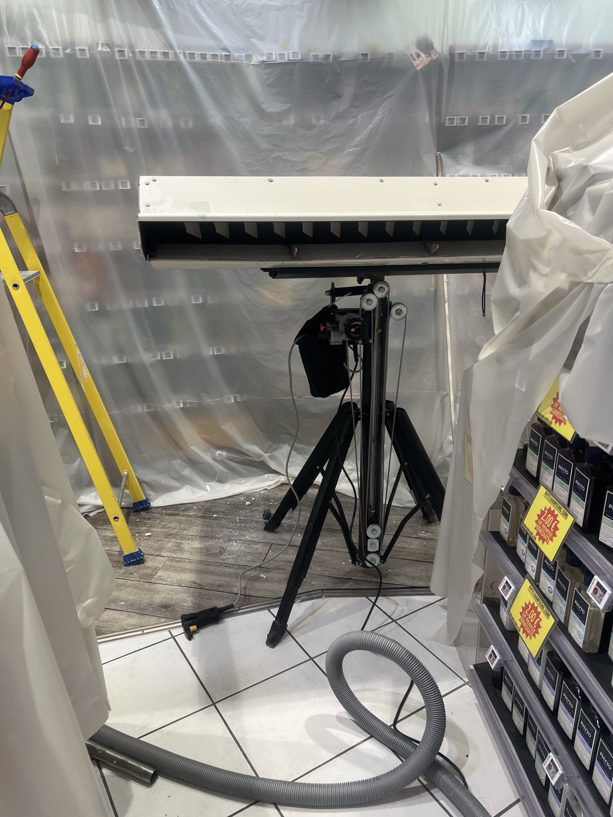 Installation de trois plafonniers de climatisation 12 kW haute performance pour une pharmacie à Marignane par les experts AM Service.