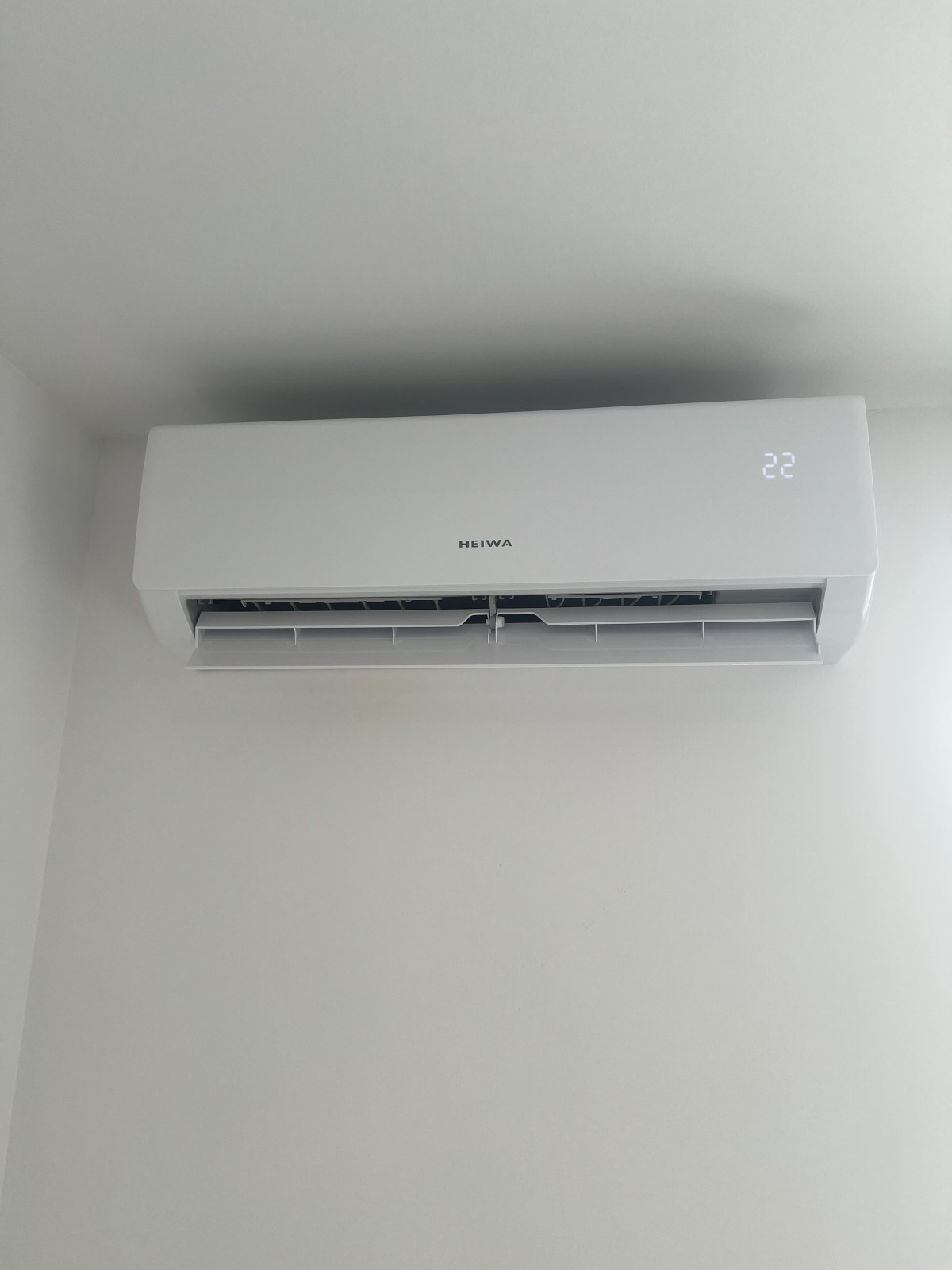 Installation d'unités murales Heiwa à Velaux avec intégration intérieure des goulottes pour préserver l'esthétique du ravalement de façade.