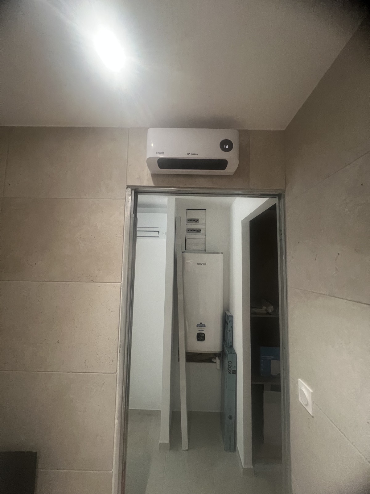 installation d’un chauffe eau plat de marque Atlantic pour studio 27m2 sur la commune des pennes Mirabeau