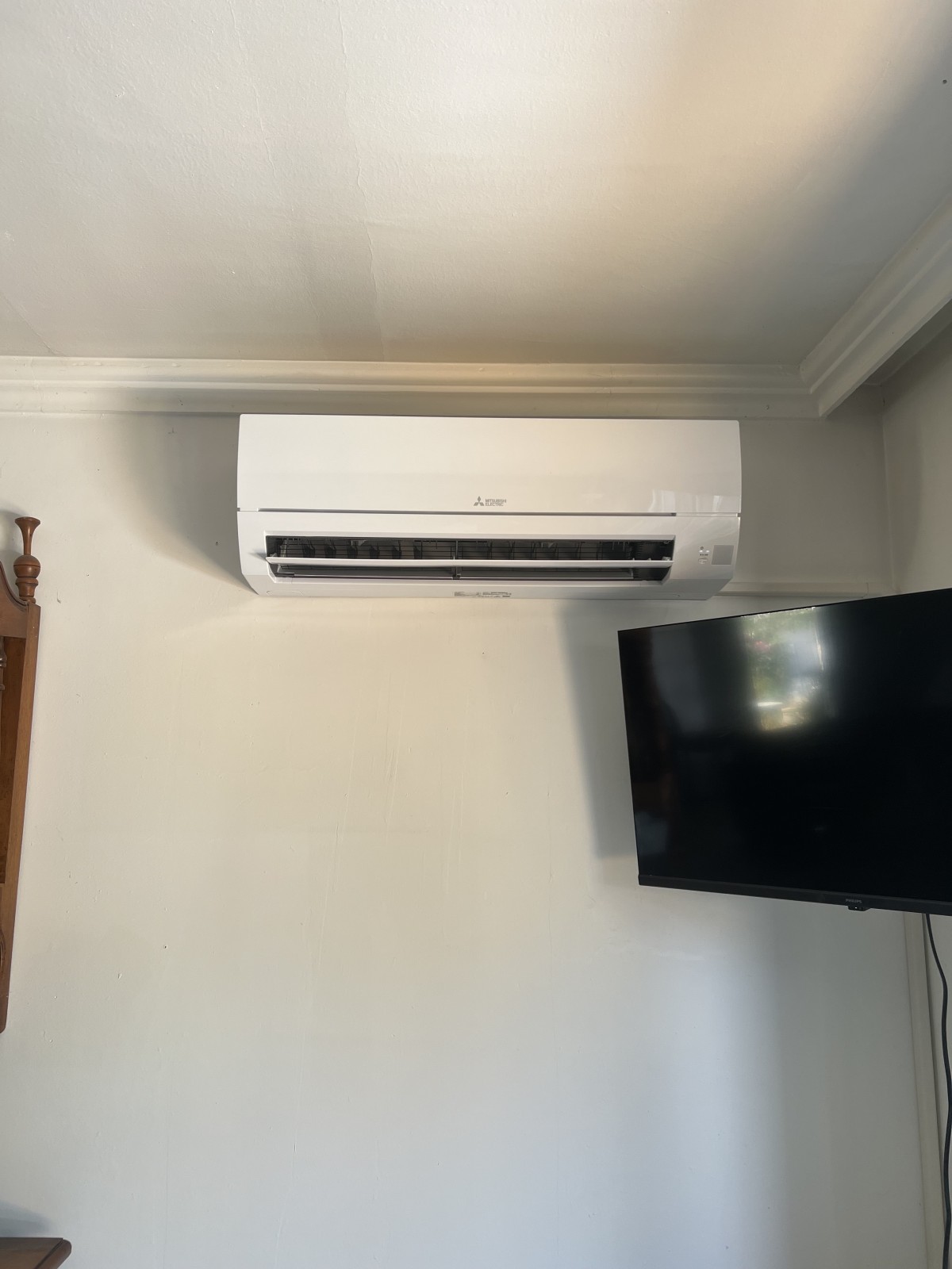 Installation d'une unité murale Mitsubishi Electric 3.5 kW réversible pour un salon moderne situé sur la commune de Marignane.