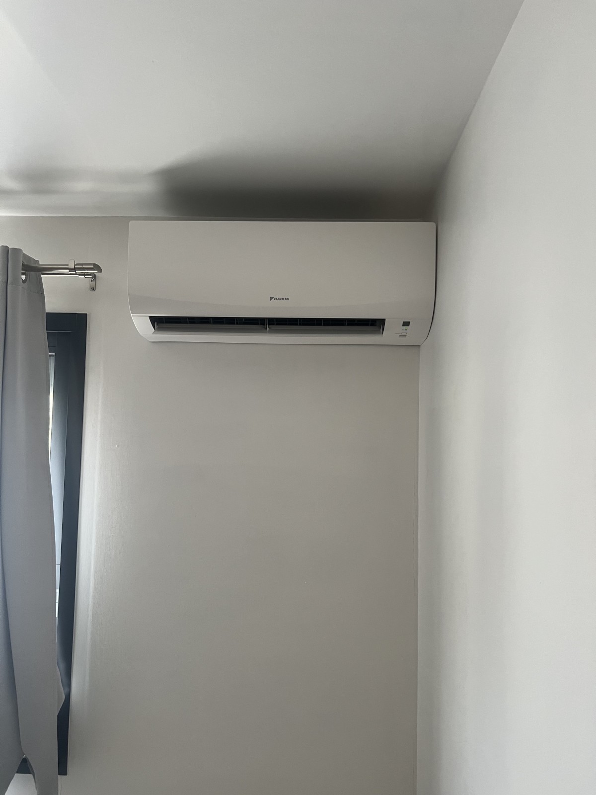 Installation de deux unités Daikin 2 kW réversibles et silencieuses pour le confort thermique optimal d'un espace nuit à Châteauneuf-lès-Martigues.
