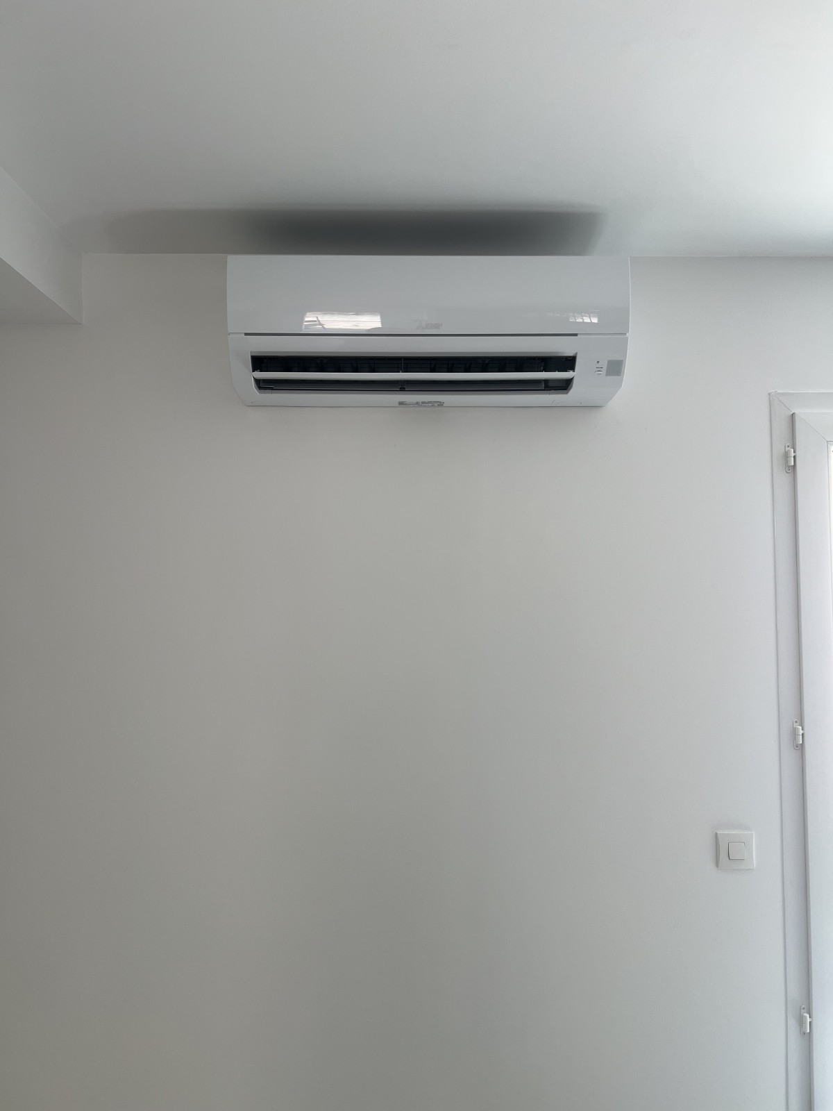 Installation réussie d'un système bi-split Mitsubishi Electric par AM SERVICE à Port-de-Bouc. Confort, performance et silence garantis pour cette maison.