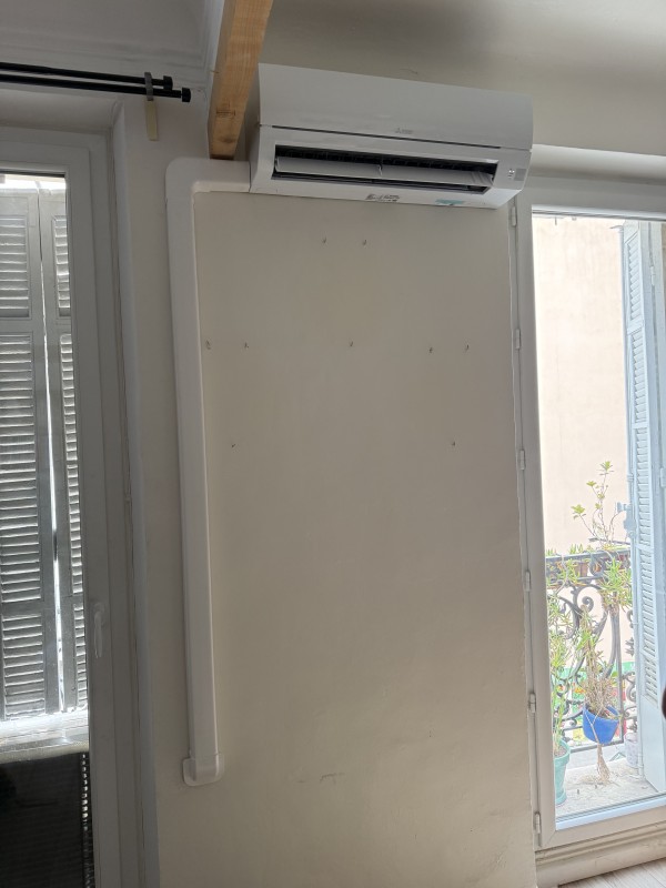 Installation d'une clim Mitsubishi à Marseille avec Vapo-box anti-écoulement et groupe extérieur invisible sur balcon.
