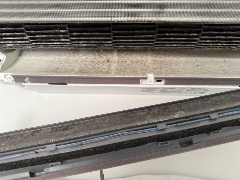 Maintenance technique d'une unité Mitsubishi Electric  pour garantir une performance optimale et un air purifié durablement.