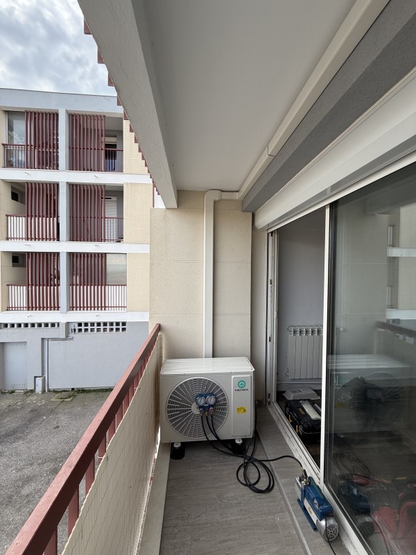 Mise en service d'une climatisation tri-split Heiwa connectée à Gignac pour un confort thermique total et intelligent.