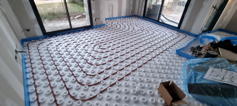 Installation d’une pompe à chaleur air-eau dans une villa à Marignane avec plancher chauffant 