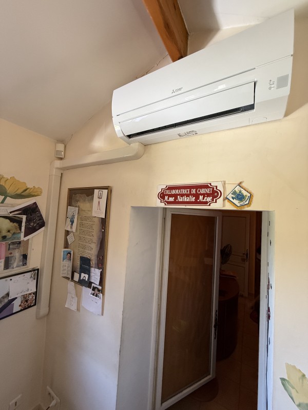 Installation soignée d'une unité Mitsubishi Electric 2,5 kW dans un bureau à Marignane, garantissant un confort optimal et des économies d'énergie