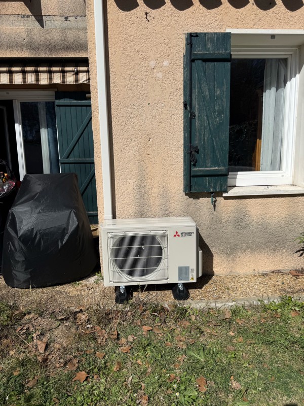 Pose d'un groupe extérieur Bi-Split Mitsubishi au sol à Vitrolles avec raccordement direct au tableau électrique.