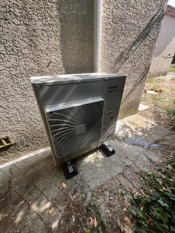 Installation d'une unité Daikin connectée par AM Service à Istres. Une expertise fiable pour un contrôle intelligent et un confort optimal.