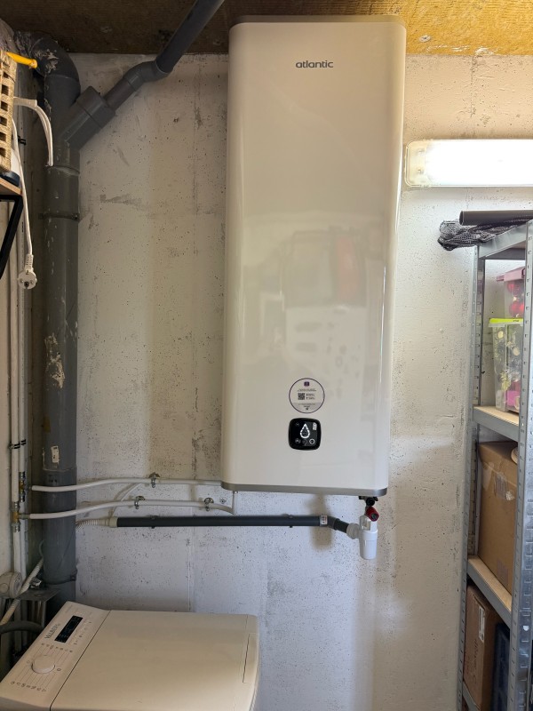 Installation d'un chauffe-eau plat Atlantic 80L connecté à Marignane, une solution compacte et intelligente pour une famille de 4 personnes.