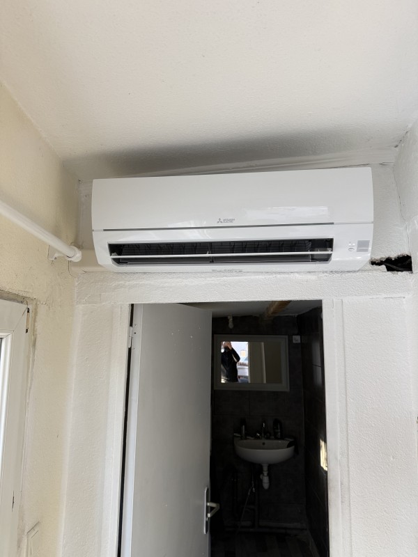 installation climatisation réversible Mitsubishi Electric pour studio de 25m2 sur la commune de croix sainte entre  Martigues et port de bouc 