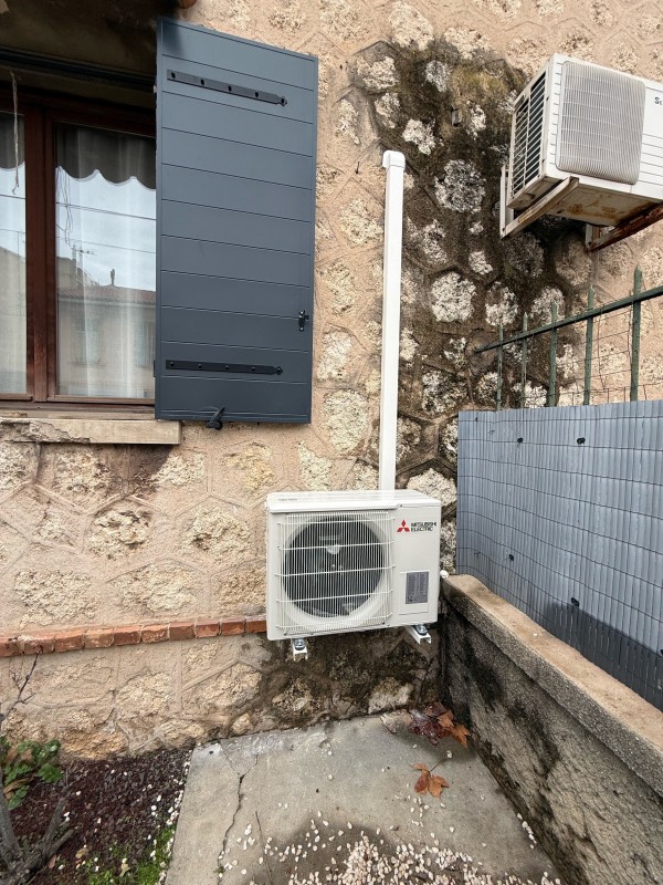 Installation de climatiseurs Mitsubishi Electric à Port-de-Bouc, garantissant un confort thermique parfait dans le salon et les chambres.
