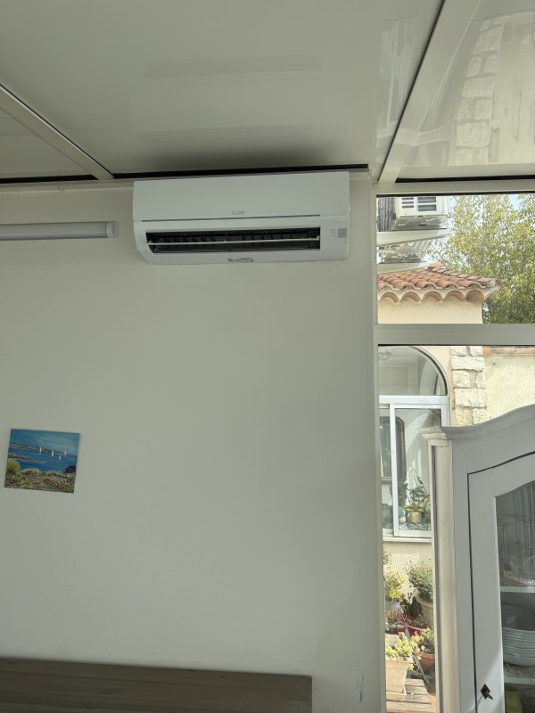 Climatisation Mitsubishi Electric 3.5 kW Inverter installée par nos experts RGE dans une véranda à Vitrolles pour un confort toute saison