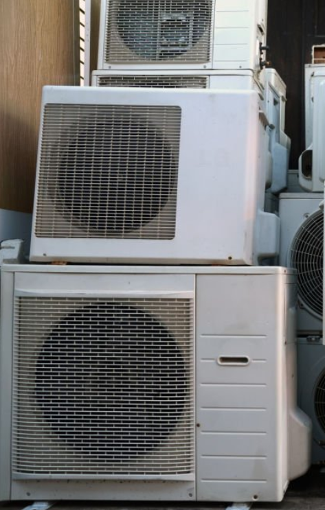 Groupe extérieur climatisation qui coule, présence d'eau sous le groupe extérieur, à Marignane proche de Vitrolles