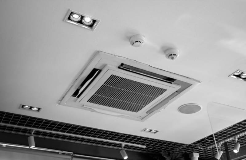 Climatisation cassette pour commerces et bureaux à Martigues : confort, discrétion et efficacité