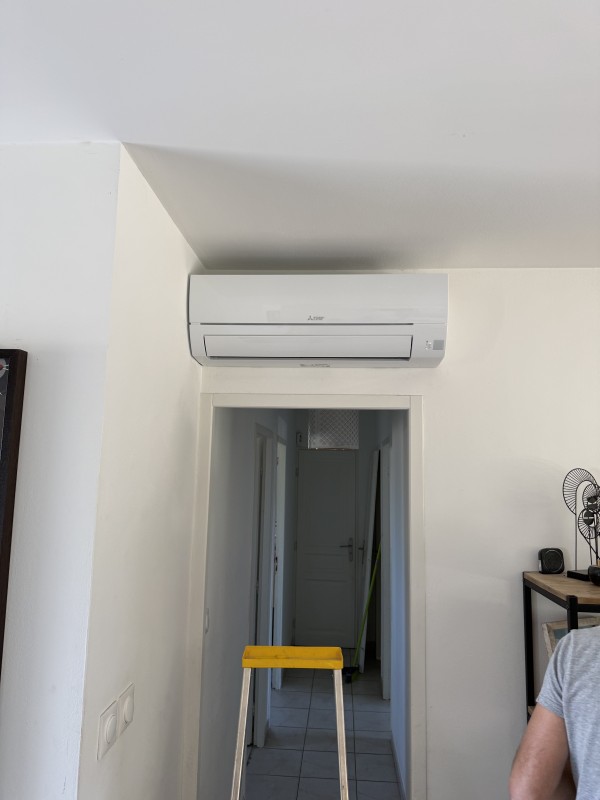 Installation clim Mitsubishi à Marignane avec passage des cuivres invisible par les combles et placard, sans goulottes apparentes.