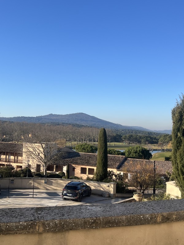 Pose soignée d'un système Mitsubishi quadri-split encastré sans goulottes apparentes offrant une vue dégagée sur le golf de Mallemort.