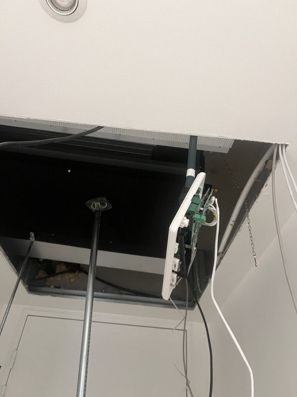 Installation d'un climatiseur gainable Mitsubishi avec système Airzone à Aix-en-Provence pour un confort thermique invisible et ultra-silencieux.