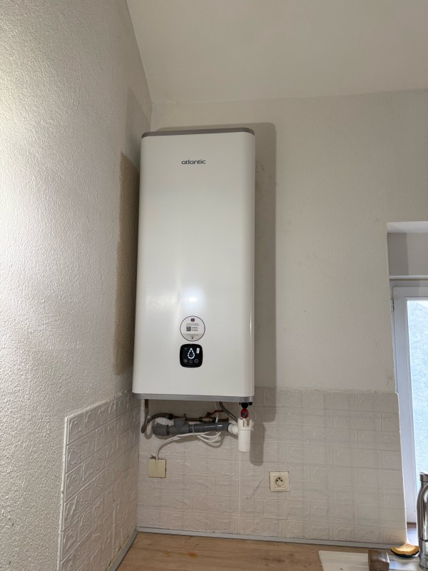 remplacement d’un chauffe eau 100l qui fuit par chauffe eau plat Atlantic 65l équivalent à 100l plus design compact et intelligent 
