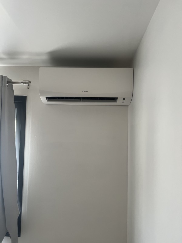 Installation de deux unités Daikin 2 kW réversibles et silencieuses pour le confort thermique optimal d'un espace nuit à Châteauneuf-lès-Martigues.