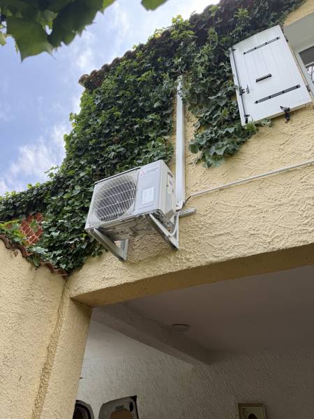Climatisation réversible Mitsubishi Electric avec Wi-Fi : Pose de deux unités 3,5 kW et 2,5 kW sur support mural pour salon et chambre